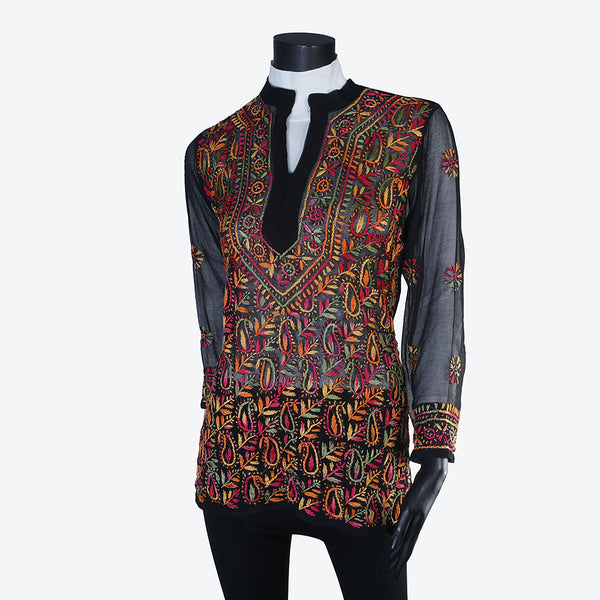 Women’s short top or shirt in linen, silk, cotton or georgette. Worn with trousers / skirt for a stylish look. Embroidered by hand. Spring & Summer collection.