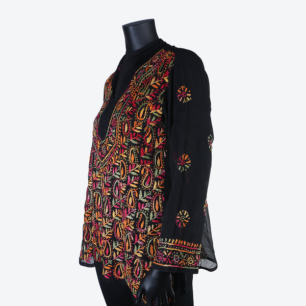 Women’s short top or shirt in linen, silk, cotton or georgette. Worn with trousers / skirt for a stylish look. Embroidered by hand. Spring & Summer collection.