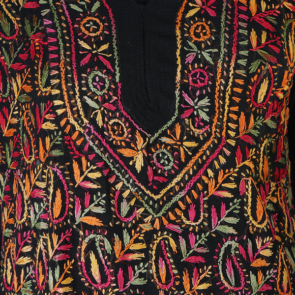 Women’s short top or shirt in linen, silk, cotton or georgette. Worn with trousers / skirt for a stylish look. Embroidered by hand. Spring & Summer collection.