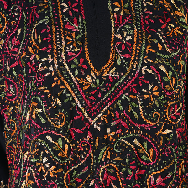 Women’s short top or shirt in linen, silk, cotton or georgette. Worn with trousers / skirt for a stylish look. Embroidered by hand. Spring & Summer collection.