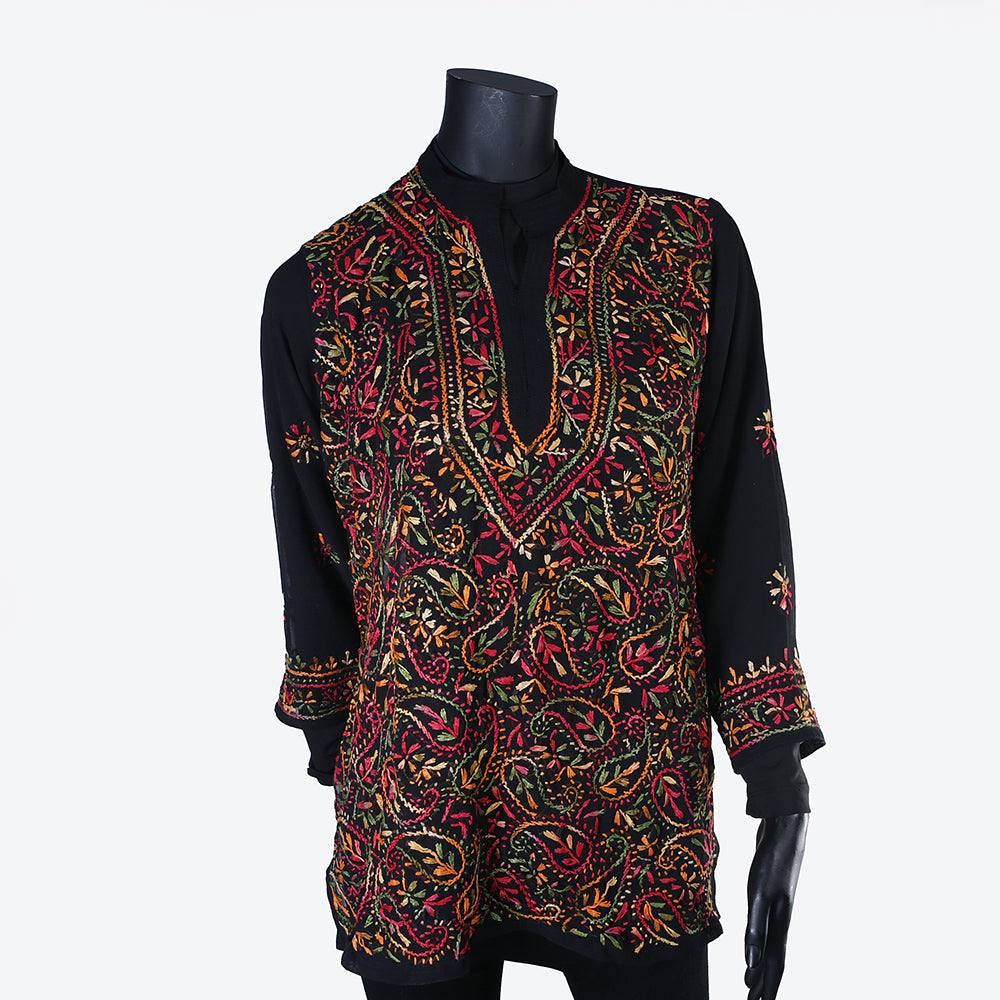 Women’s short top or shirt in linen, silk, cotton or georgette. Worn with trousers / skirt for a stylish look. Embroidered by hand. Spring & Summer collection.