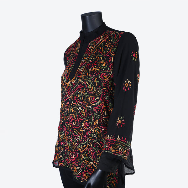Women’s short top or shirt in linen, silk, cotton or georgette. Worn with trousers / skirt for a stylish look. Embroidered by hand. Spring & Summer collection.