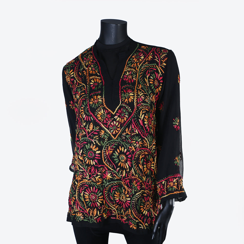 Women’s short top or shirt in linen, silk, cotton or georgette. Worn with trousers / skirt for a stylish look. Embroidered by hand. Spring & Summer collection.