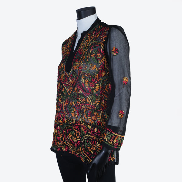 Women’s short top or shirt in linen, silk, cotton or georgette. Worn with trousers / skirt for a stylish look. Embroidered by hand. Spring & Summer collection.
