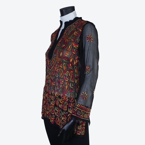 Women’s short top or shirt in linen, silk, cotton or georgette. Worn with trousers / skirt for a stylish look. Embroidered by hand. Spring & Summer collection.