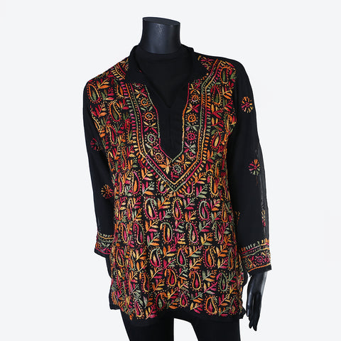 Women’s short top or shirt in linen, silk, cotton or georgette. Worn with trousers / skirt for a stylish look. Embroidered by hand. Spring & Summer collection.